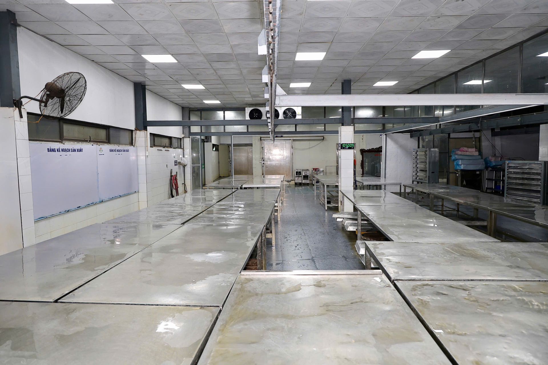 Doanh nghiệp hiện quản lý nhà xưởng có diện tích gần 3.200 m² tại cụm công nghiệp trên địa bàn phường Kiến An. Doanh nghiệp hiện quản lý nhà xưởng có diện tích gần 3.200 m² tại cụm công nghiệp trên địa bàn phường Kiến An.