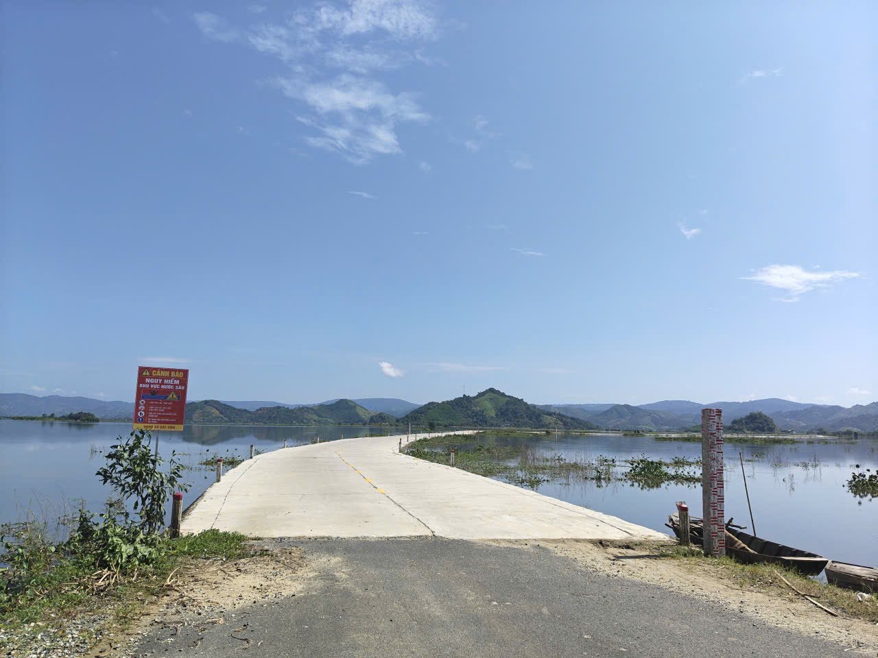 Lực lượng chức năng cấm biển cảnh b&aacute;o nguy hiểm, v&agrave; c&oacute; biện ph&aacute;p cứng rắn an to&agrave;n hơn.