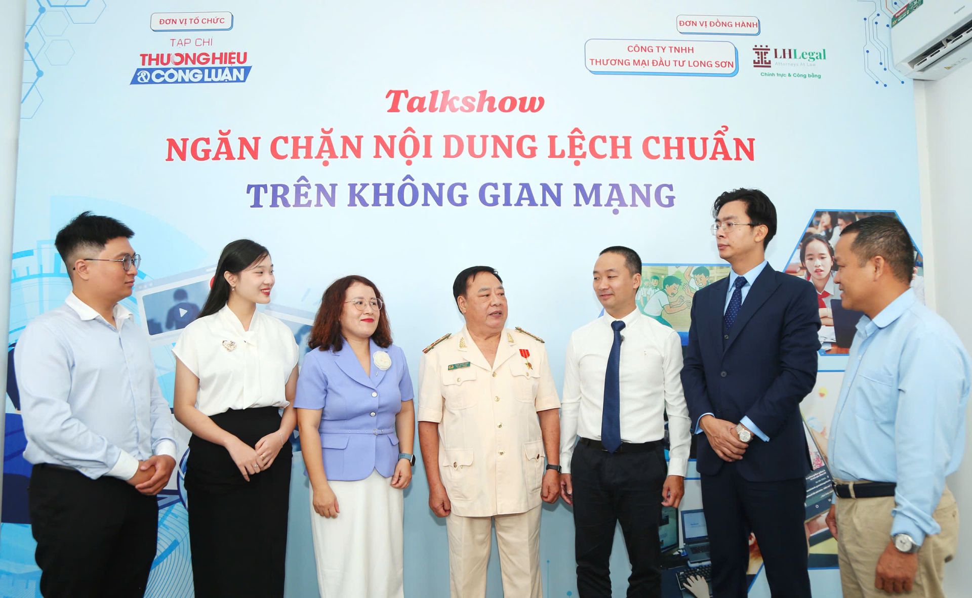 Các chuyên gia, trong đó có PGS.TS Cao Vũ Minh và ThS-LS Lê Nguyên Hòa, trao đổi về trách nhiệm của các chủ thể trong việc tạo lập, lan truyền và xử lý nội dung trên không gian mạng. Các chuyên gia, trong đó có PGS.TS Cao Vũ Minh và ThS-LS Lê Nguyên Hòa, trao đổi về trách nhiệm của các chủ thể trong việc tạo lập, lan truyền và xử lý nội dung trên không gian mạng.