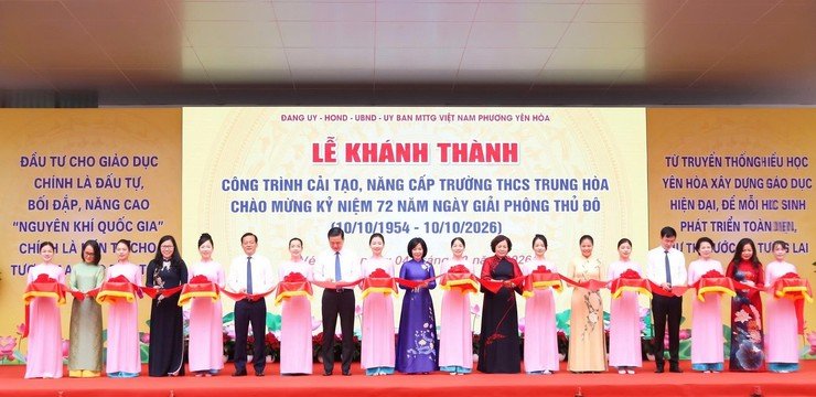 Các đại biểu thực hiện nghi thức cắt băng khánh thành 3 công trình trường học tại phường Yên Hòa. Các đại biểu thực hiện nghi thức cắt băng khánh thành 3 công trình trường học tại phường Yên Hòa.