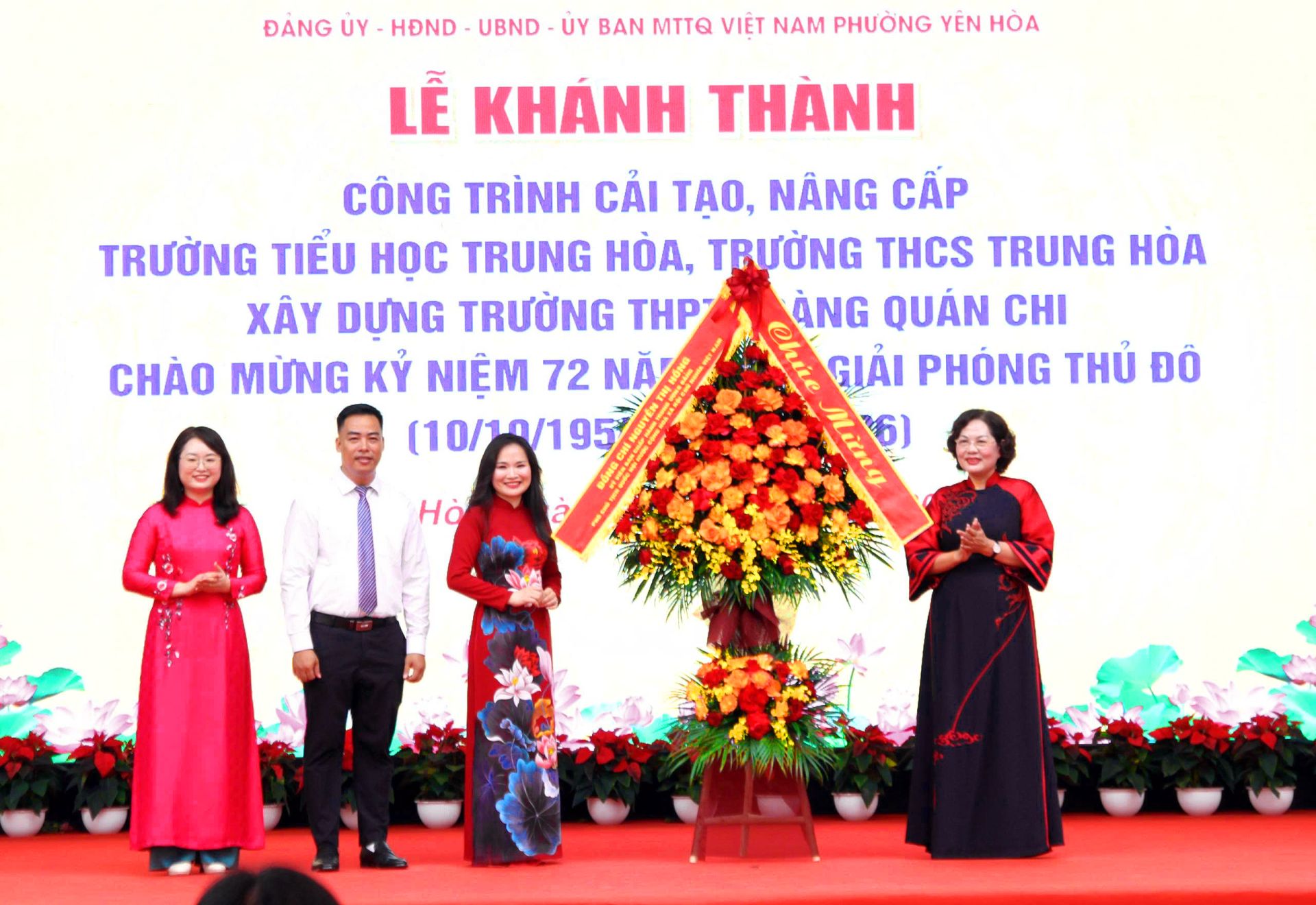 Phó Chủ tịch Quốc hội Nguyễn Thị Hồng tặng hoa chúc mừng tại lễ khánh thành các công trình trường học trên địa bàn phường Yên Hòa. Phó Chủ tịch Quốc hội Nguyễn Thị Hồng tặng hoa chúc mừng tại lễ khánh thành các công trình trường học trên địa bàn phường Yên Hòa.