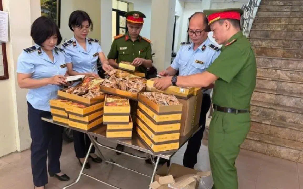 Lực lượng chức năng kiểm tra hàng hóa có dấu hiệu vi phạm. (Ảnh: Cổng TTĐT Công an TP Hà Nội) Lực lượng chức năng kiểm tra hàng hóa có dấu hiệu vi phạm. (Ảnh: Cổng TTĐT Công an TP Hà Nội)