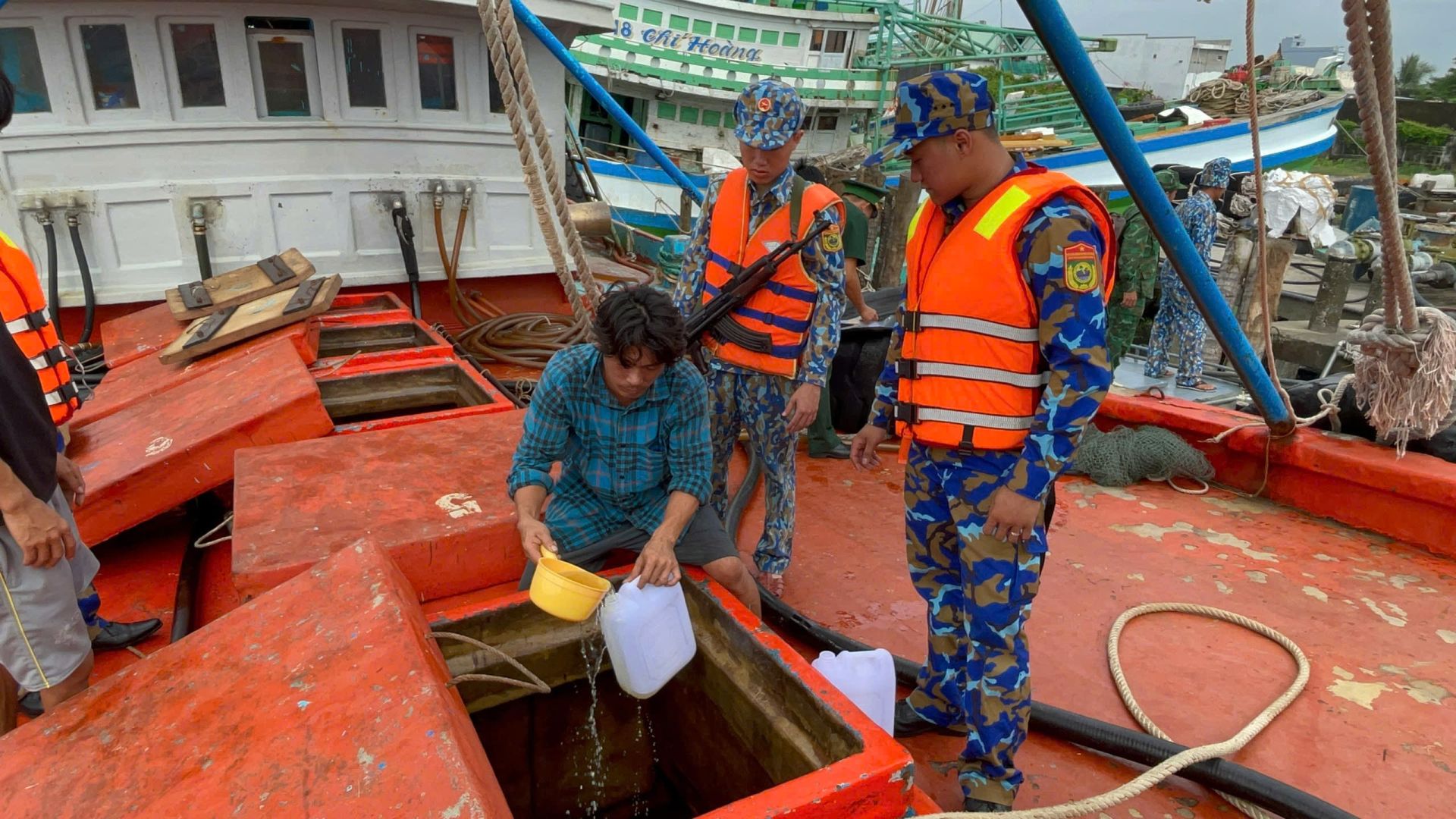 Lực lượng chức năng kiểm tra tàu cá Lực lượng chức năng kiểm tra tàu cá