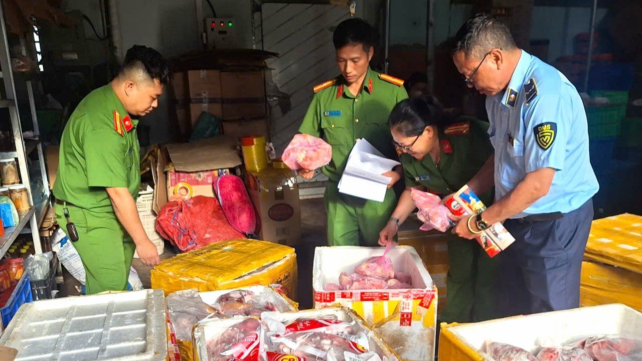 Lực lượng QLTT tỉnh Gia Lai phối hợp với lực lượng chức năng tỉnh kiểm tra hàng hóa tại cơ sở kinh doanh trên địa bàn Lực lượng QLTT tỉnh Gia Lai phối hợp với lực lượng chức năng tỉnh kiểm tra hàng hóa tại cơ sở kinh doanh trên địa bàn