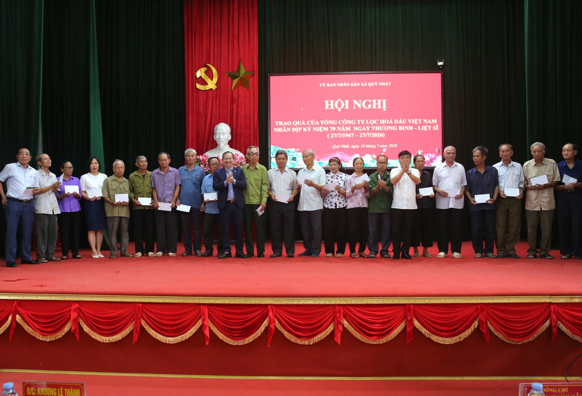 Ông Khương Lê Thành - Phó Bí thư Đảng ủy, Thành viên Hội đồng quản trị, Chủ tịch Hội Cựu chiến binh BSR trao quà cho gia đình chính sách tại tỉnh Ninh Bình Ông Khương Lê Thành - Phó Bí thư Đảng ủy, Thành viên Hội đồng quản trị, Chủ tịch Hội Cựu chiến binh BSR trao quà cho gia đình chính sách tại tỉnh Ninh Bình