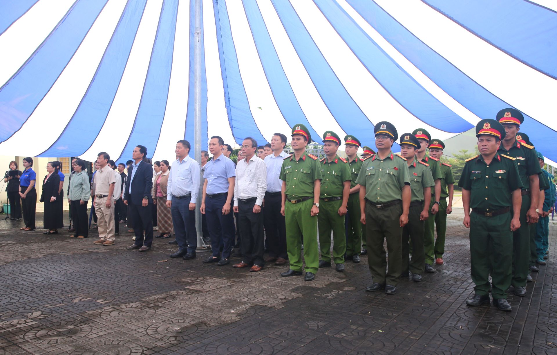 Chủ tịch HĐQT BSR Bùi Ngọc Dương cùng đoàn công tác dâng hương, dâng hoa tại nghĩa trang liệt sĩ xã Tu Mơ Rông Chủ tịch HĐQT BSR Bùi Ngọc Dương cùng đoàn công tác dâng hương, dâng hoa tại nghĩa trang liệt sĩ xã Tu Mơ Rông