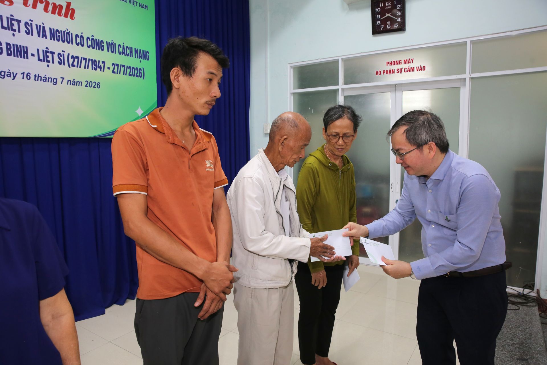 Ông Khương Lê Thành - Phó Bí thư Đảng ủy, Thành viên Hội đồng quản trị, Chủ tịch Hội Cựu chiến binh BSR trao quà cho gia đình chính sách tại phường Nghĩa Lộ, tỉnh Quảng Ngãi Ông Khương Lê Thành - Phó Bí thư Đảng ủy, Thành viên Hội đồng quản trị, Chủ tịch Hội Cựu chiến binh BSR trao quà cho gia đình chính sách tại phường Nghĩa Lộ, tỉnh Quảng Ngãi