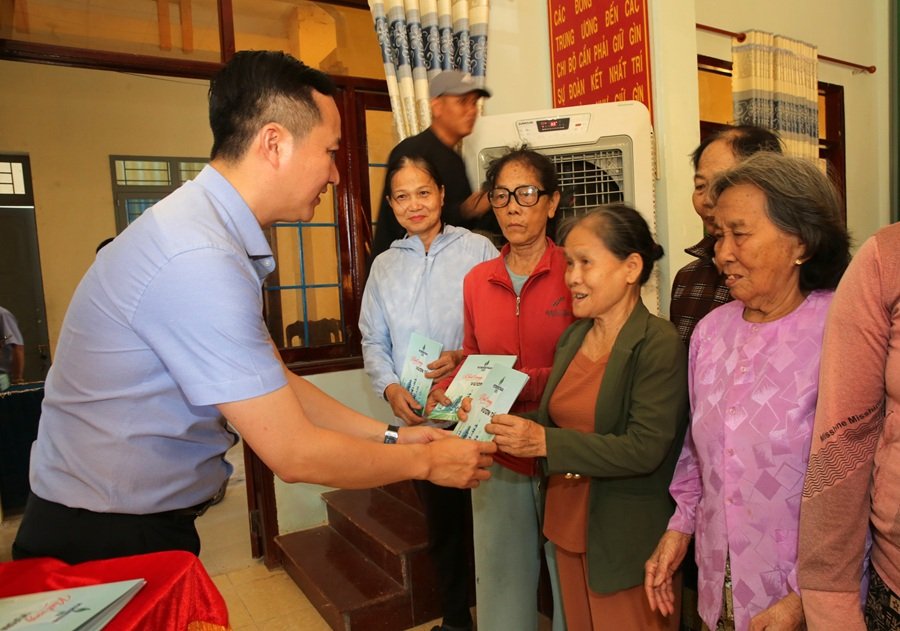 Phó Tổng Giám đốc BSR Phạm Minh Nghĩa thăm hỏi, trao quà tại xã Nguyễn Nghiêm Phó Tổng Giám đốc BSR Phạm Minh Nghĩa thăm hỏi, trao quà tại xã Nguyễn Nghiêm
