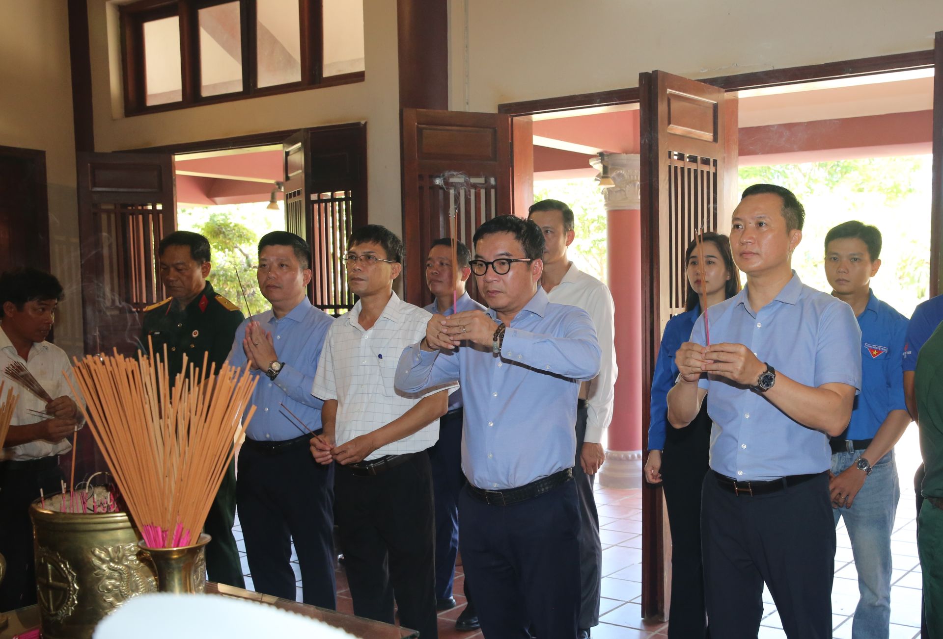 Tổng Giám đốc BSR Nguyễn Việt Thắng dâng hương tưởng niệm cố Thủ tướng Phạm Văn Đồng tại Khu di tích lịch sử Thủ tướng Phạm Văn Đồng, tỉnh Quảng Ngãi Tổng Giám đốc BSR Nguyễn Việt Thắng dâng hương tưởng niệm cố Thủ tướng Phạm Văn Đồng tại Khu di tích lịch sử Thủ tướng Phạm Văn Đồng, tỉnh Quảng Ngãi