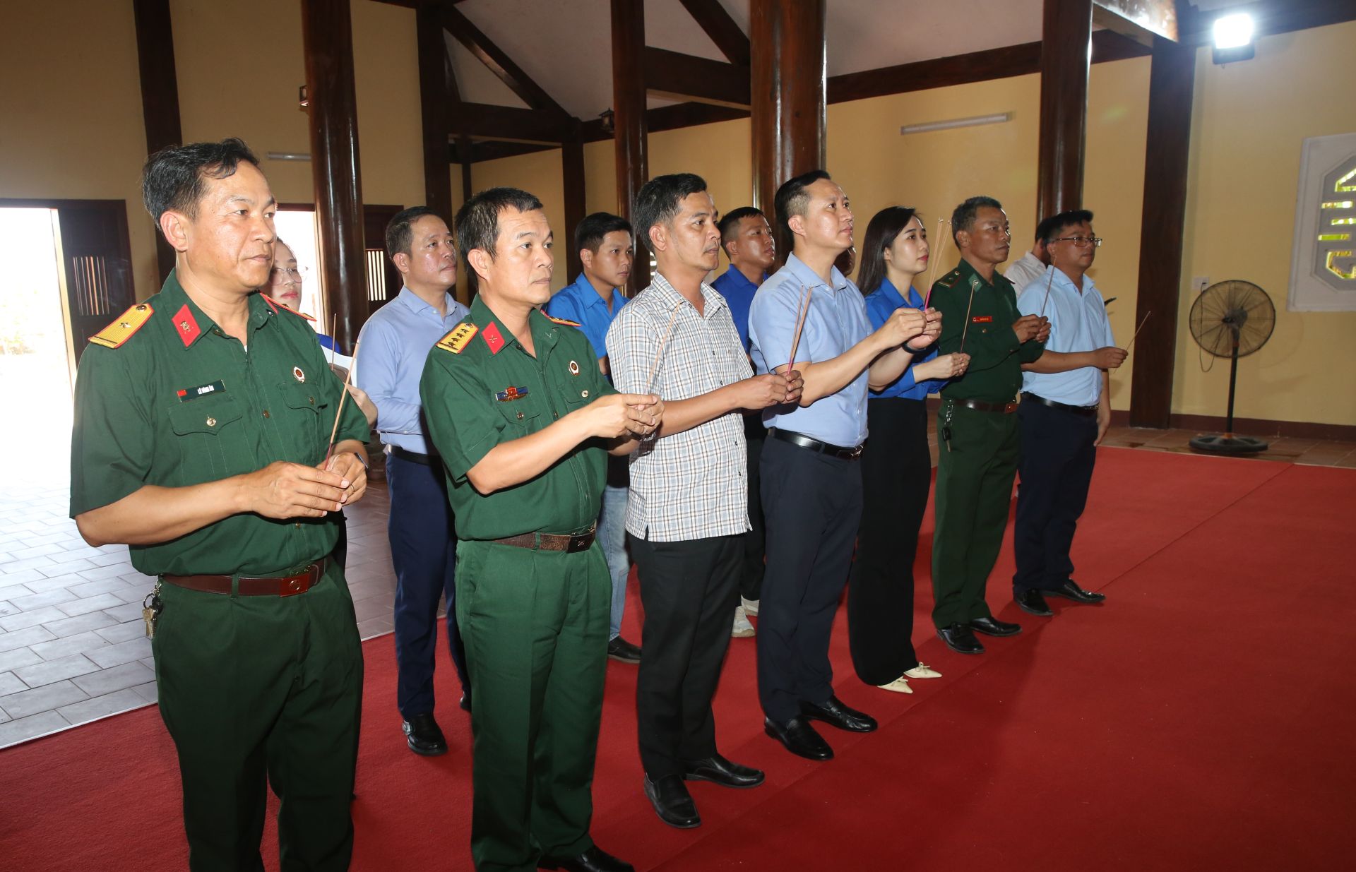 Đoàn công tác BSR dâng hương tại Khu lưu niệm đồng chí Nguyễn Nghiêm Đoàn công tác BSR dâng hương tại Khu lưu niệm đồng chí Nguyễn Nghiêm