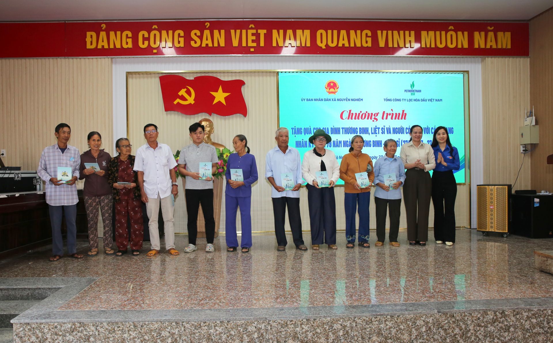 Đại diện Đoàn thanh niên BSR trao quà tại các địa phương Đại diện Đoàn thanh niên BSR trao quà tại các địa phương