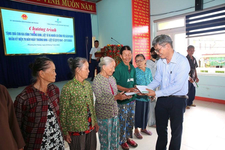 Thành viên HĐQT BSR Hà Đổng trao quà tri ân các gia đình chính sách, người có công với cách mạng tại phường An Thắng, thành phố Đà Nẵng Thành viên HĐQT BSR Hà Đổng trao quà tri ân các gia đình chính sách, người có công với cách mạng tại phường An Thắng, thành phố Đà Nẵng