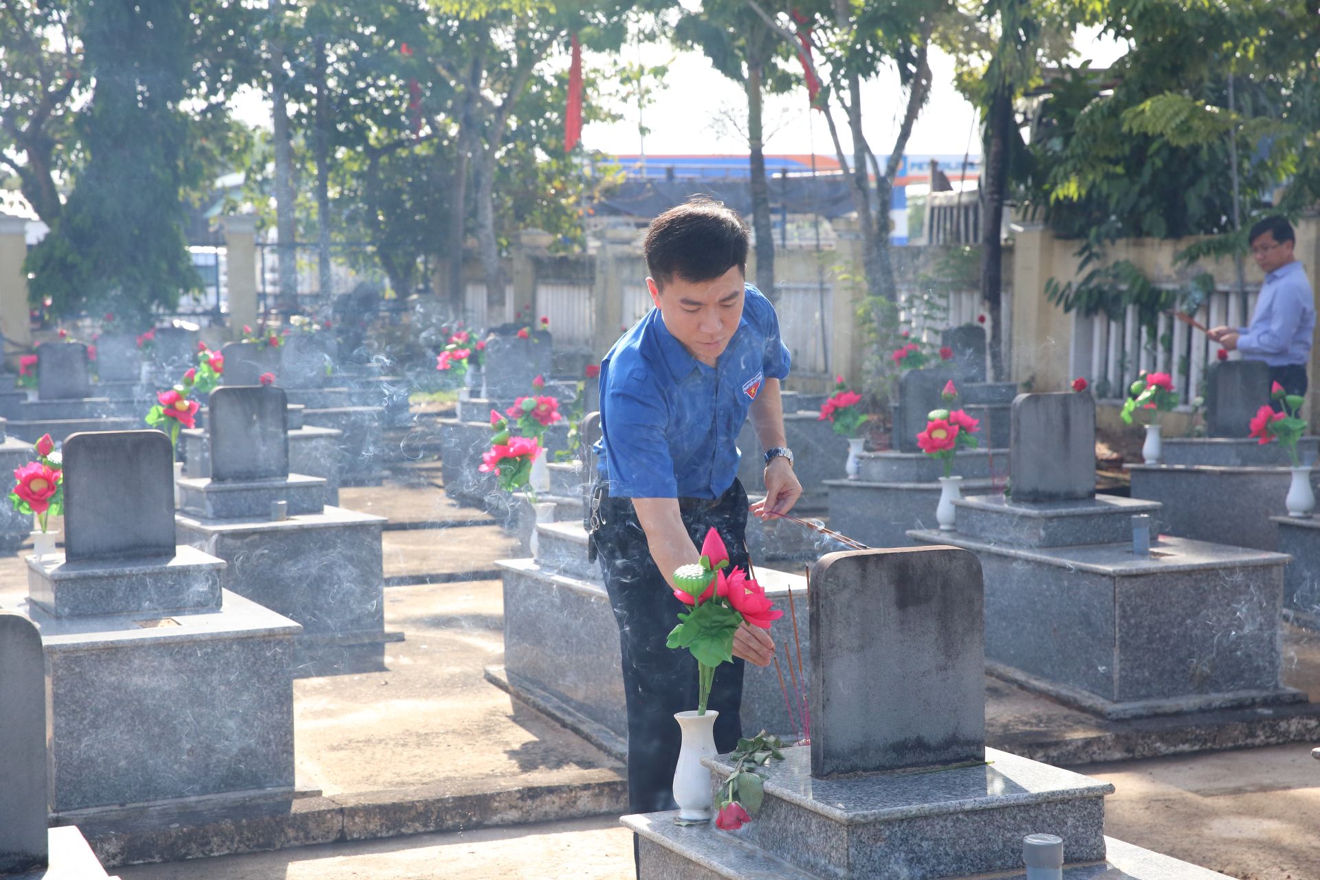 Cán bộ CCB và Đoàn Thanh niên BSR thắp hương tại nghĩa trang liệt sĩ Bình Sơn và Vạn Tường Cán bộ CCB và Đoàn Thanh niên BSR thắp hương tại nghĩa trang liệt sĩ Bình Sơn và Vạn Tường