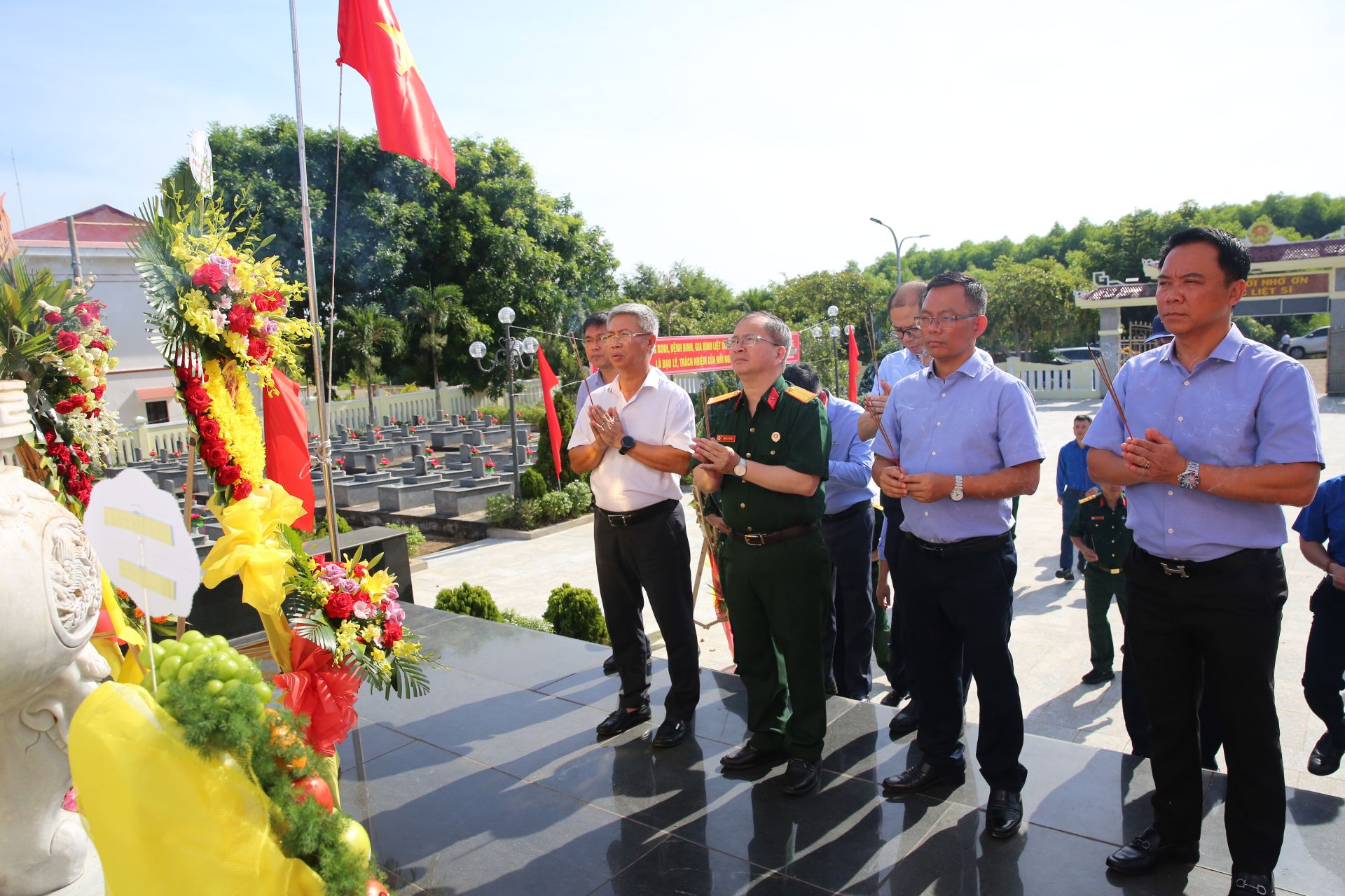 Đoàn lãnh đạo và cán bộ, công nhân viên BSR thành kính dâng hương tại Nghĩa trang Liệt sĩ Vạn Tường, tưởng nhớ các Anh hùng liệt sĩ đã hy sinh vì độc lập, tự do của Tổ quốc Đoàn lãnh đạo và cán bộ, công nhân viên BSR thành kính dâng hương tại Nghĩa trang Liệt sĩ Vạn Tường, tưởng nhớ các Anh hùng liệt sĩ đã hy sinh vì độc lập, tự do của Tổ quốc