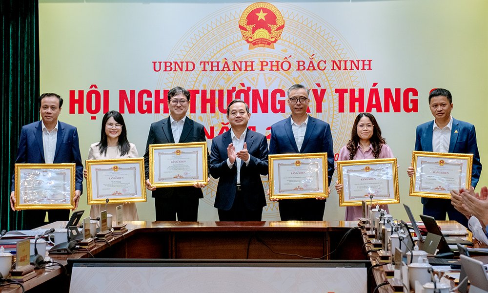 Chủ tịch UBND thành phố Phạm Hoàng Sơn trao thưởng cho các tập thể, cá nhân có thành tích xuất sắc. Chủ tịch UBND thành phố Phạm Hoàng Sơn trao thưởng cho các tập thể, cá nhân có thành tích xuất sắc.