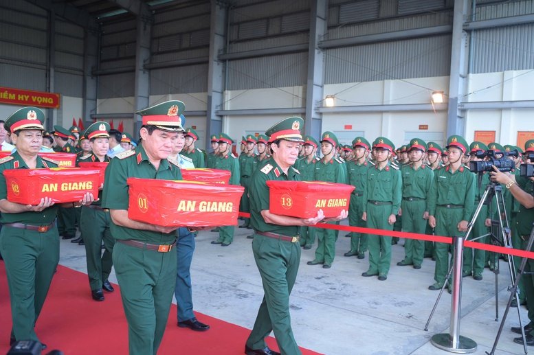 Lãnh đạo Quân khu 9 bàn giao, vận chuyển 15.401 mẫu hài cốt liệt sĩ phục vụ giám định ADN sáng 5/10 tại Sân bay quốc tế Cần Thơ - Ảnh: QK9 Lãnh đạo Quân khu 9 bàn giao, vận chuyển 15.401 mẫu hài cốt liệt sĩ phục vụ giám định ADN sáng 5/10 tại Sân bay quốc tế Cần Thơ - Ảnh: QK9