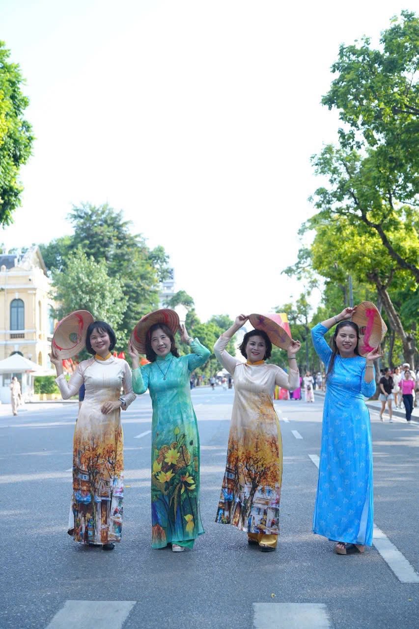 Những t&agrave; &aacute;o d&agrave;i với m&agrave;u sắc, họa tiết đa dạng t&ocirc;n l&ecirc;n n&eacute;t duy&ecirc;n d&aacute;ng, thanh lịch của phụ nữ Thủ đ&ocirc;.
