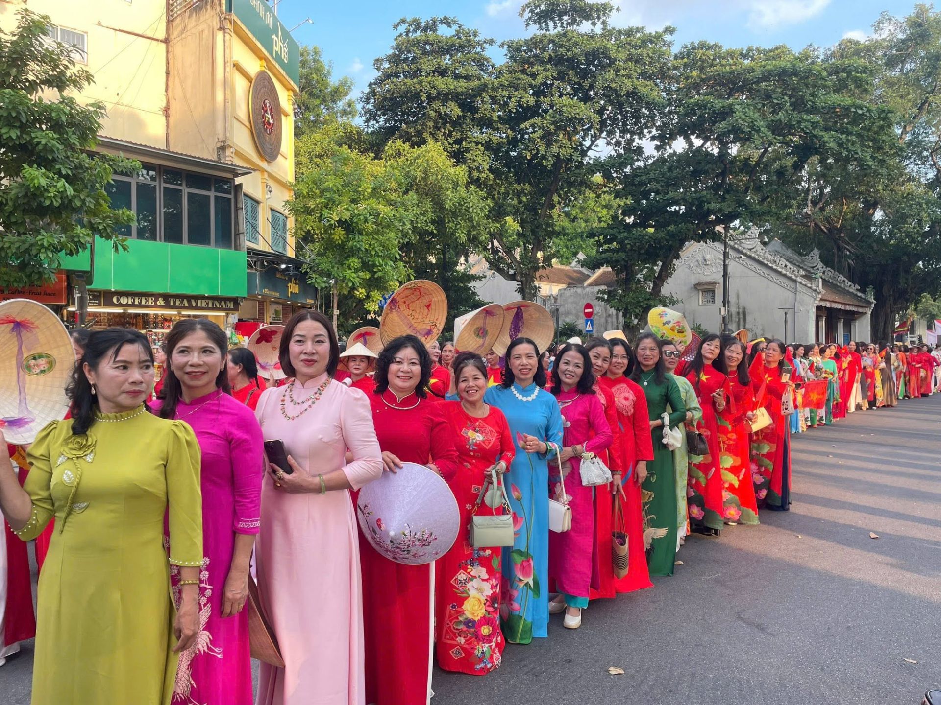 Sắc &aacute;o d&agrave;i rực rỡ của phụ nữ Nghĩa Đ&ocirc; trong c&aacute;c hoạt động hưởng ứng Th&aacute;ng &Aacute;o d&agrave;i, hướng tới Ng&agrave;y Phụ nữ Việt Nam 20/10.