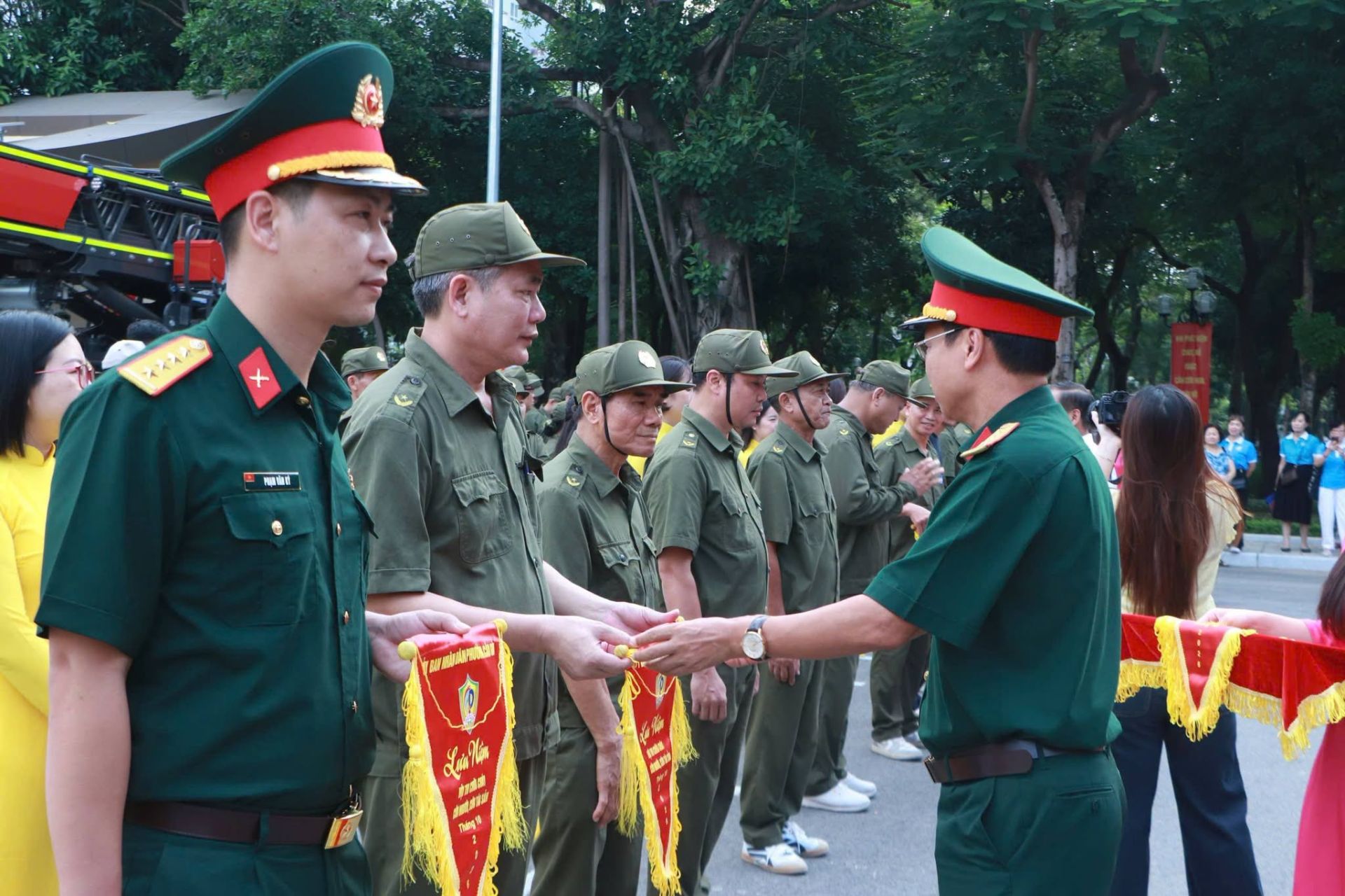 Ban Tổ chức trao cờ lưu niệm cho c&aacute;c đội tham gia Hội thi nghiệp vụ chữa ch&aacute;y phường Cầu Giấy năm 2026.