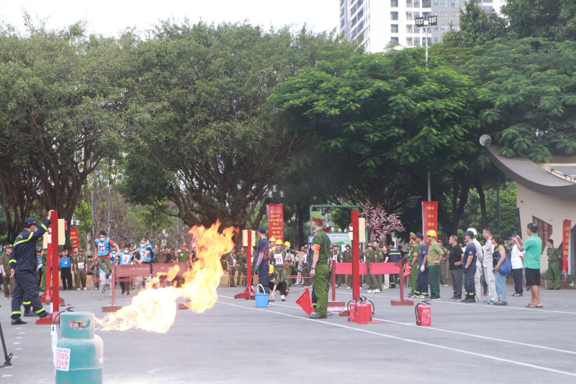 C&aacute;c đội thi thực h&agrave;nh xử l&yacute; t&igrave;nh huống ch&aacute;y, n&acirc;ng cao kỹ năng chữa ch&aacute;y v&agrave; ứng ph&oacute; sự cố ngay từ cơ sở.