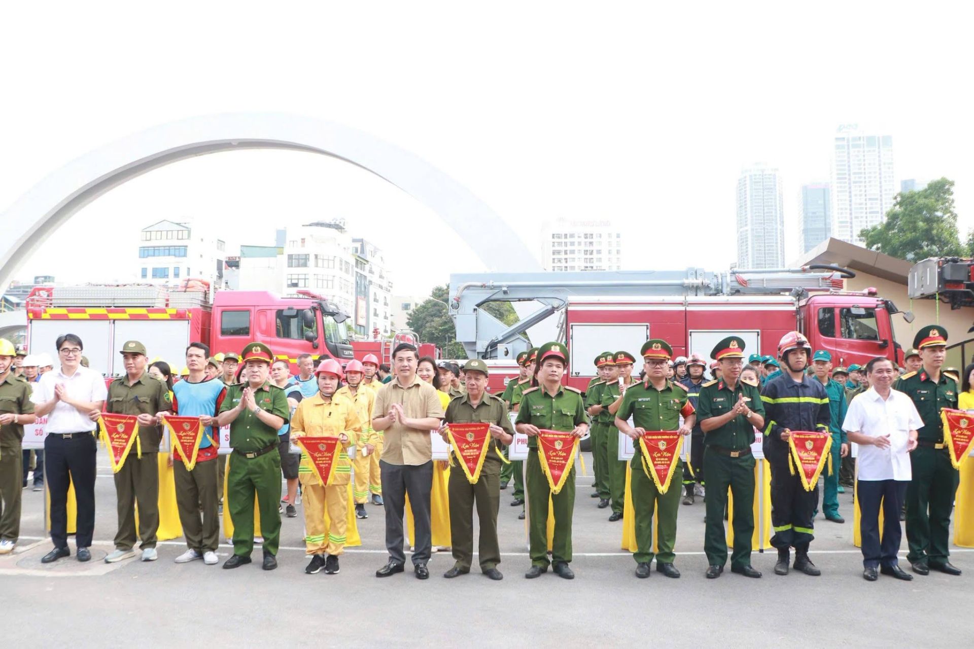 Ban Tổ chức trao cờ cho c&aacute;c đội đạt th&agrave;nh t&iacute;ch cao tại Hội thi nghiệp vụ chữa ch&aacute;y phường Cầu Giấy năm 2026.