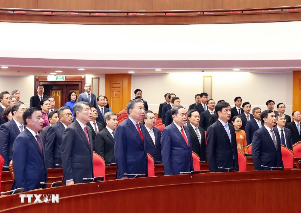 Tổng Bí thư, Chủ tịch nước Tô Lâm và các đại biểu thực hiện nghi lễ chào cờ. Ảnh: Thống Nhất/TTXVN Tổng Bí thư, Chủ tịch nước Tô Lâm và các đại biểu thực hiện nghi lễ chào cờ. Ảnh: Thống Nhất/TTXVN