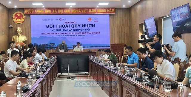 Quang cảnh buổi họp báo. Quang cảnh buổi họp báo.