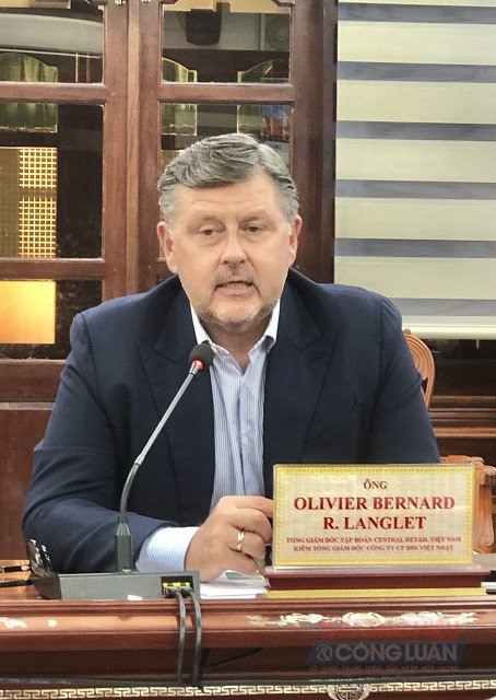Ông Olivier Bernard R. Langlet giới thiệu về Tập đoàn Central Retail và dự án Trung tâm thương mại GO! Pleiku. Ông Olivier Bernard R. Langlet giới thiệu về Tập đoàn Central Retail và dự án Trung tâm thương mại GO! Pleiku.