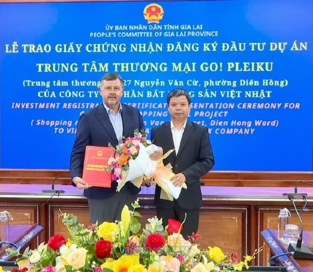 Ông Nguyễn Hữu Quế (bên phải) trao Giấy chứng nhận đầu tư cho Công ty CP Bất động sản Việt - Nhật. Ông Nguyễn Hữu Quế (bên phải) trao Giấy chứng nhận đầu tư cho Công ty CP Bất động sản Việt - Nhật.