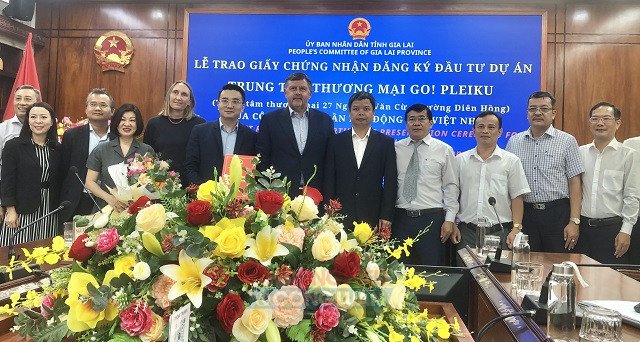 Lãnh đạo UBND tỉnh Gia Lai, lãnh đạo Tập đoàn Central Retail và đại diện các sở, ngành chụp ảnh lưu niệm. Lãnh đạo UBND tỉnh Gia Lai, lãnh đạo Tập đoàn Central Retail và đại diện các sở, ngành chụp ảnh lưu niệm.
