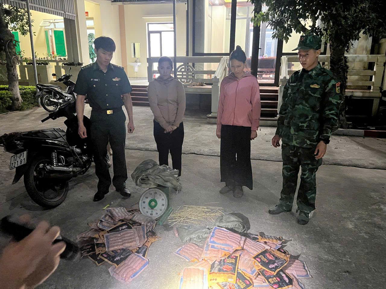 Đối tượng cùng số thực phẩm bị lực lượng Biên phòng phát hiện trong quá trình vận chuyển trái phép qua biên giới. Đối tượng cùng số thực phẩm bị lực lượng Biên phòng phát hiện trong quá trình vận chuyển trái phép qua biên giới.