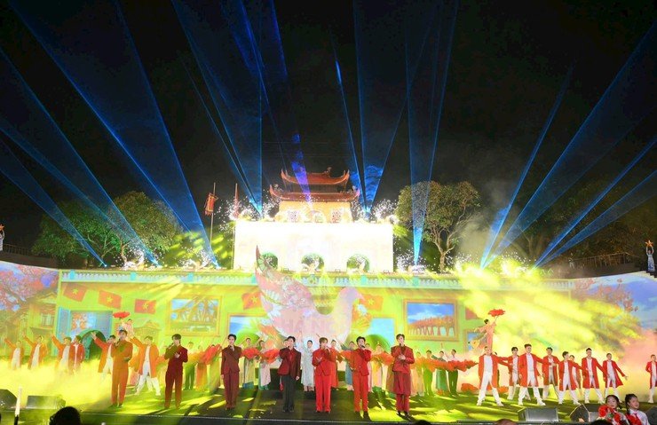 Chương trình nghệ thuật đặc sắc khép lại 4 ngày hội tụ, giao lưu văn hóa quốc tế tại Hoàng thành Thăng Long. Chương trình nghệ thuật đặc sắc khép lại 4 ngày hội tụ, giao lưu văn hóa quốc tế tại Hoàng thành Thăng Long.