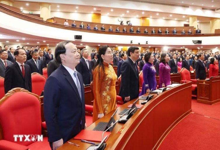 Các đại biểu thực hiện nghi lễ chào cờ. Ảnh: TTXVN Các đại biểu thực hiện nghi lễ chào cờ. Ảnh: TTXVN
