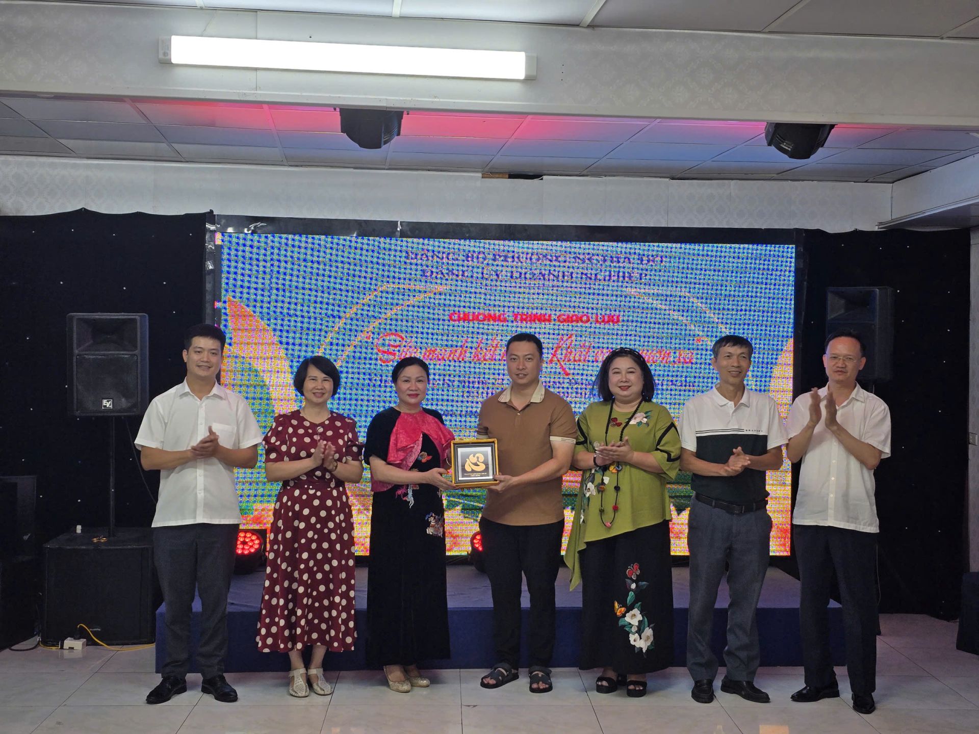 Đảng ủy Doanh nghiệp phường Nghĩa Đô tặng quà chia tay đồng chí Nguyễn Hùng Anh - nguyên Ủy viên BCH Đảng bộ Doanh nghiệp, nguyên Bí thư Chi bộ Công ty Cổ phần Tập đoàn Long Biên thôi không tham gia Ban Chấp hành Đảng bộ Đảng ủy Doanh nghiệp phường Nghĩa Đô tặng quà chia tay đồng chí Nguyễn Hùng Anh - nguyên Ủy viên BCH Đảng bộ Doanh nghiệp, nguyên Bí thư Chi bộ Công ty Cổ phần Tập đoàn Long Biên thôi không tham gia Ban Chấp hành Đảng bộ