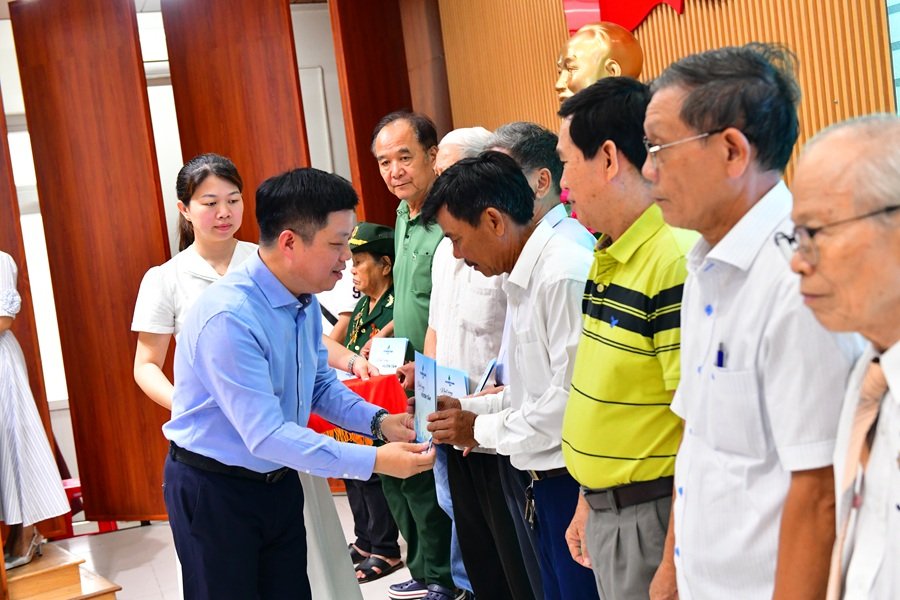 Đại diện BSR trao quà cho các gia đình người có công với cách mạng tại phường An Hải, thành phố Đà Nẵng Đại diện BSR trao quà cho các gia đình người có công với cách mạng tại phường An Hải, thành phố Đà Nẵng