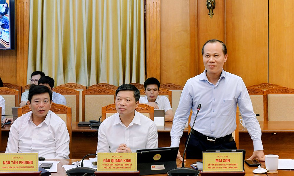 Phó Chủ tịch Thường trực UBND thành phố Mai Sơn phát biểu. Phó Chủ tịch Thường trực UBND thành phố Mai Sơn phát biểu.