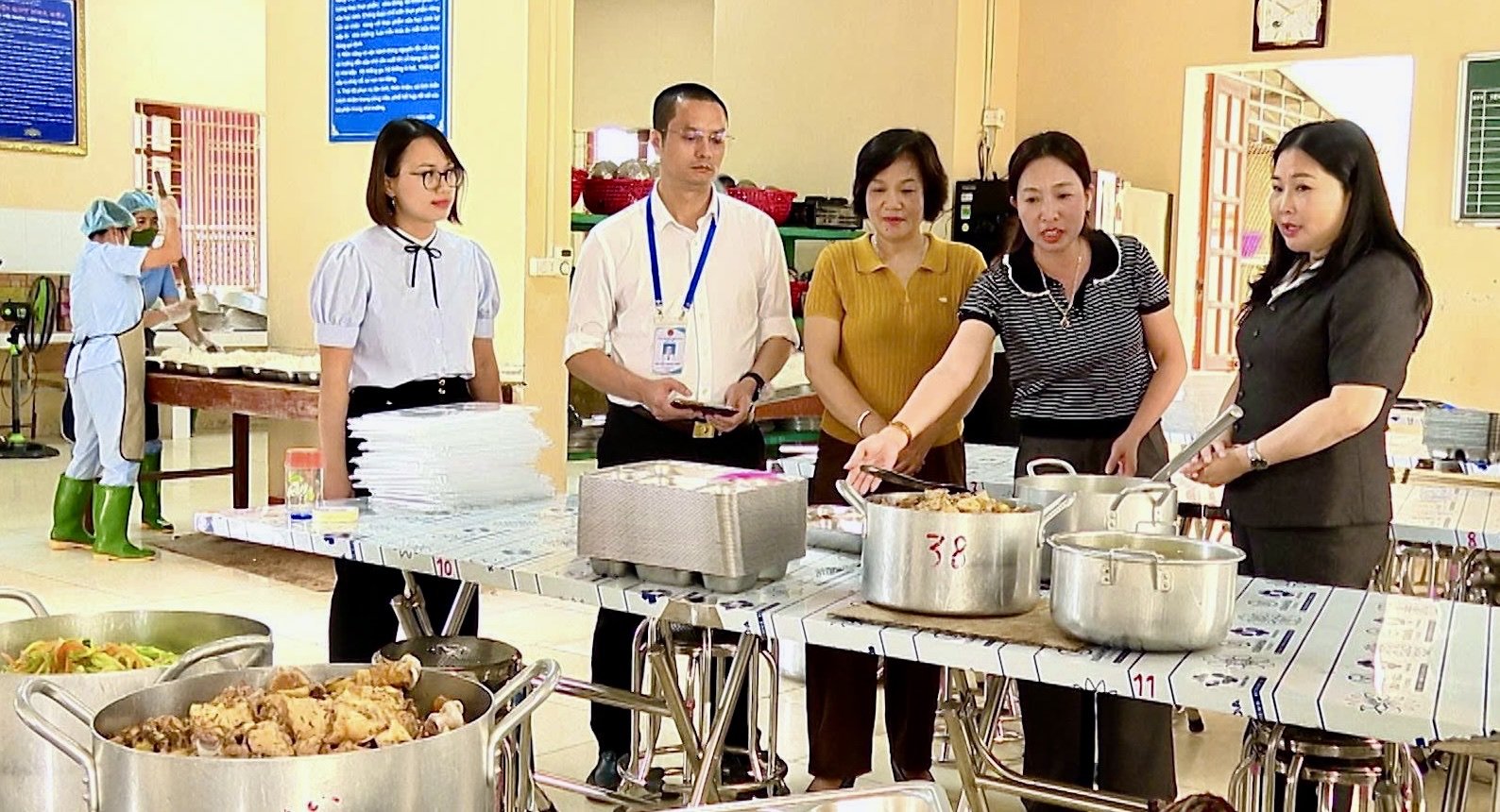 Đồng ch&iacute; Ph&oacute; Chủ tịch UBND tỉnh Vũ Thị Hiền Hạnh kiểm tra đột suất c&ocirc;ng t&aacute;c tổ chức bữa ăn trưa cho học sinh tại x&atilde; Y&ecirc;n B&igrave;nh.