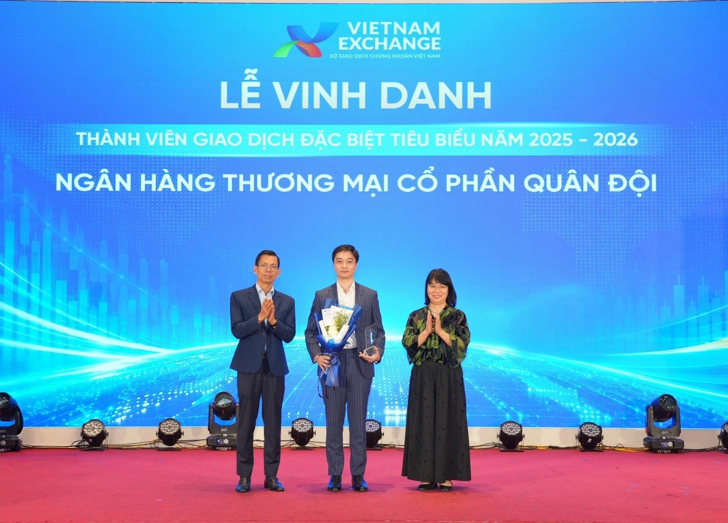 Đại diện MB nhận cúp vinh danh tại sự kiện Đại diện MB nhận cúp vinh danh tại sự kiện