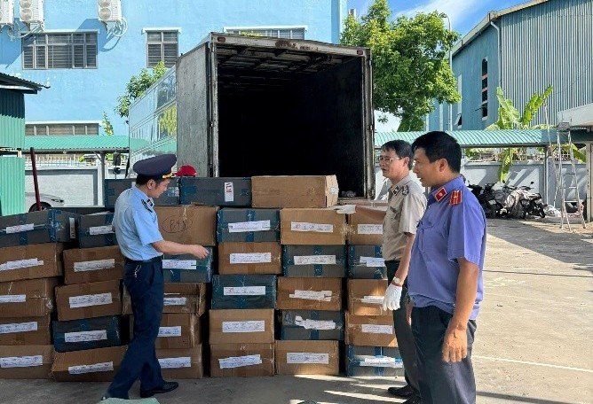 Cơ quan chức năng tiến hành tiêu hủy số lượng lớn thuốc lá điếu nhập lậu. Ảnh: congan.quangninh.gov.vn Cơ quan chức năng tiến hành tiêu hủy số lượng lớn thuốc lá điếu nhập lậu. Ảnh: congan.quangninh.gov.vn
