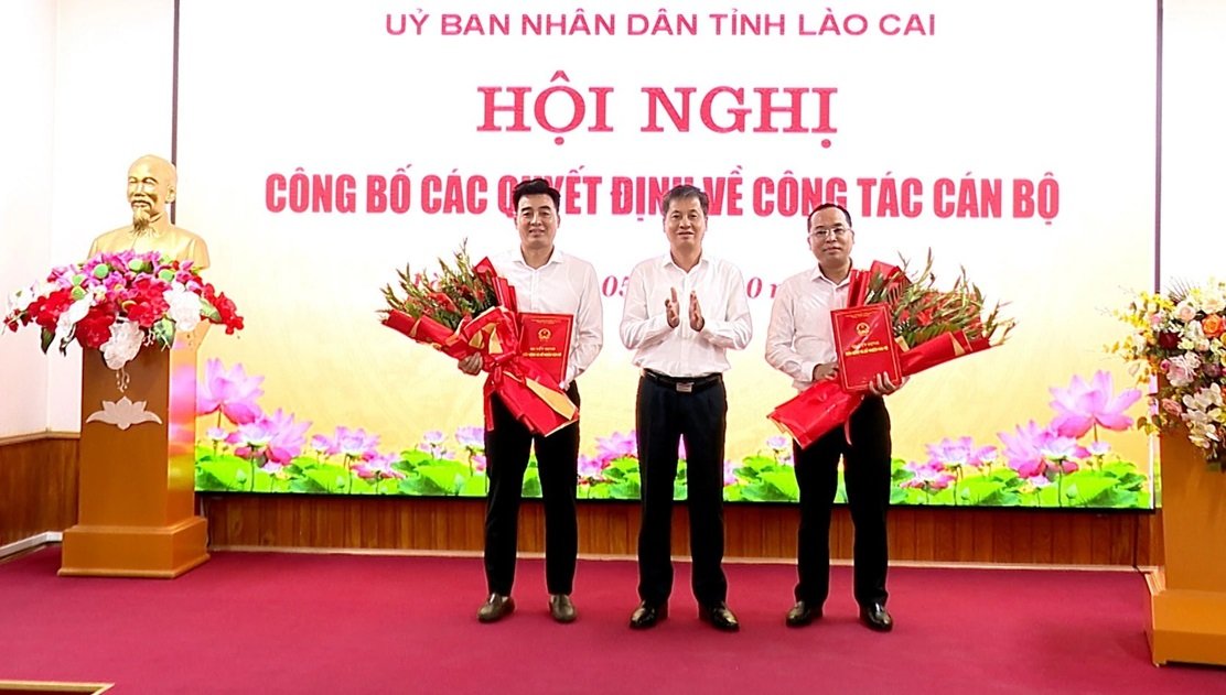Đồng ch&iacute; Ng&ocirc; Hạnh Ph&uacute;c - Ủy vi&ecirc;n Ban Thường vụ Tỉnh ủy, Ph&oacute; Chủ tịch Thường trực UBND tỉnh trao quyết định v&agrave; tặng hoa ch&uacute;c mừng hai Ph&oacute; Gi&aacute;m đốc được bổ nhiệm.