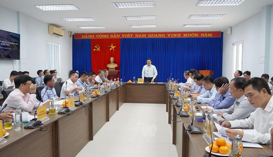 Bộ trưởng Lê Mạnh Hùng làm việc với các đơn vị liên quan và tỉnh Quảng Trị Bộ trưởng Lê Mạnh Hùng làm việc với các đơn vị liên quan và tỉnh Quảng Trị