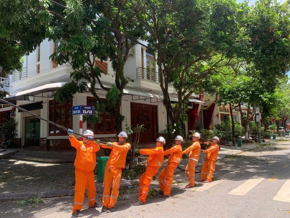 Tổ QLTH số 03 thực hiện thay cáp đường dây 0.4kV TBA Ka Long 03 Tổ QLTH số 03 thực hiện thay cáp đường dây 0.4kV TBA Ka Long 03