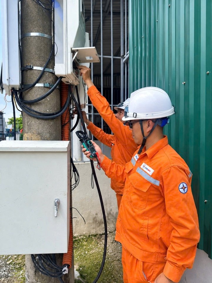 Nhân viên Điện lực Móng Cái kiểm tra sử dụng điện, kịp thời phát hiện ngăn ngừa thất thoát điện năng Nhân viên Điện lực Móng Cái kiểm tra sử dụng điện, kịp thời phát hiện ngăn ngừa thất thoát điện năng
