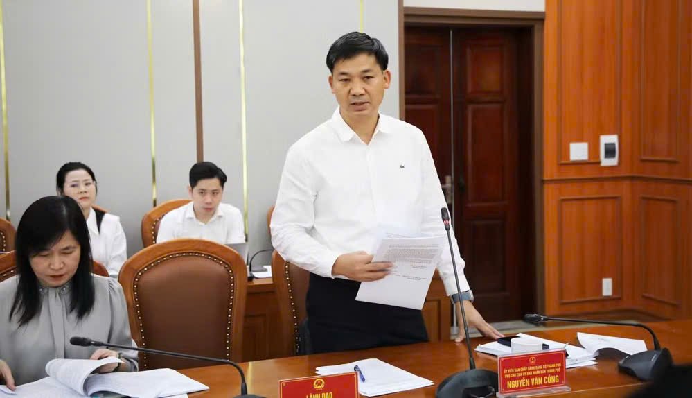 Ông Nguyễn Văn Công, Phó Chủ tịch UBND thành phố Quảng Ninh phát biểu tại buổi làm việc Ông Nguyễn Văn Công, Phó Chủ tịch UBND thành phố Quảng Ninh phát biểu tại buổi làm việc