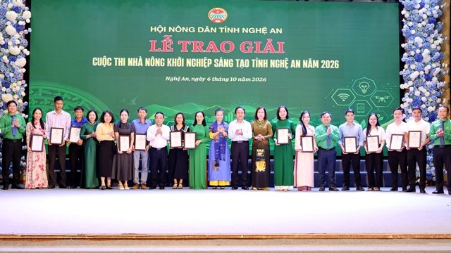 Ban Tổ chức trao giải cho các tác giả đạt giải Nhất, Nhì, Ba và Khuyến khích. Ban Tổ chức trao giải cho các tác giả đạt giải Nhất, Nhì, Ba và Khuyến khích.