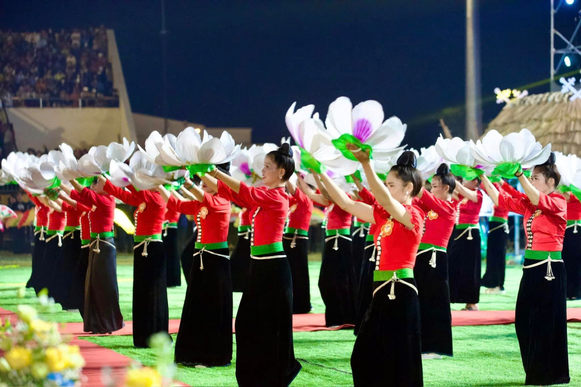 bức tranh lễ hội năm nay được mở rộng hơn khi các hoạt động không dừng lại ở khu vực trung tâm Nghĩa Lộ mà kéo dài tới nhiều địa bàn phía Tây của tỉnh bức tranh lễ hội năm nay được mở rộng hơn khi các hoạt động không dừng lại ở khu vực trung tâm Nghĩa Lộ mà kéo dài tới nhiều địa bàn phía Tây của tỉnh