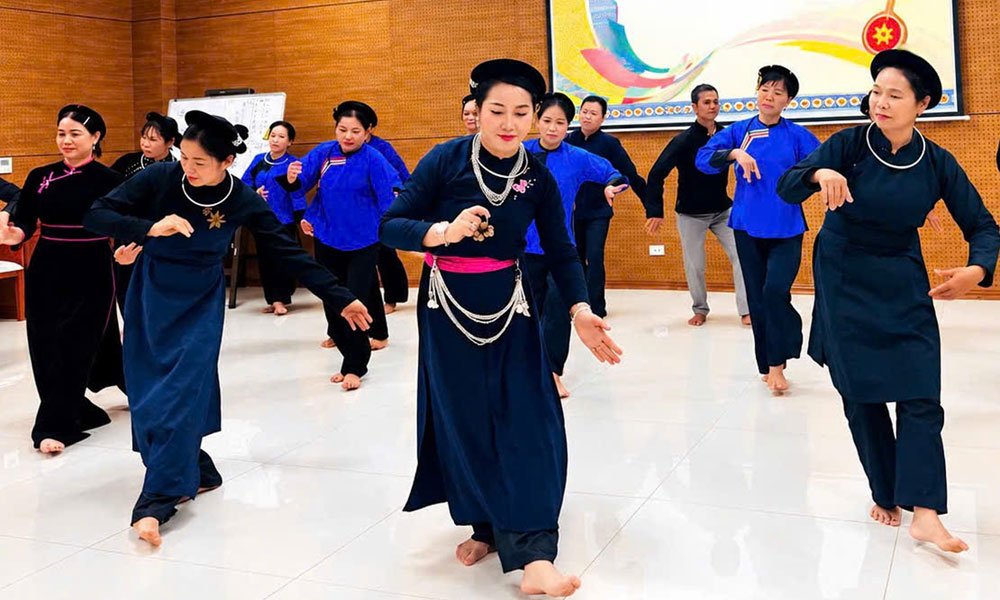 Học viên tham dự lớp truyền dạy hát then - đàn tính. Học viên tham dự lớp truyền dạy hát then - đàn tính.