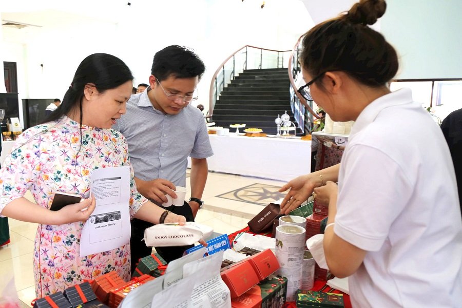 Việc phát triển, quảng bá sản phẩm qua nhiều kênh đã giúp doanh nghiệp tiếp cận rộng hơn với khách hàng và thị trường bên ngoài. Việc phát triển, quảng bá sản phẩm qua nhiều kênh đã giúp doanh nghiệp tiếp cận rộng hơn với khách hàng và thị trường bên ngoài.