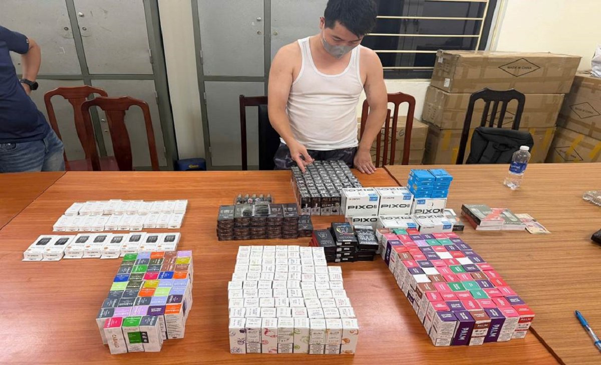 Đối tượng N.A.T c&ugrave;ng tang vật bị thu giữ. Ảnh: C&ocirc;ng an H&agrave; Nội