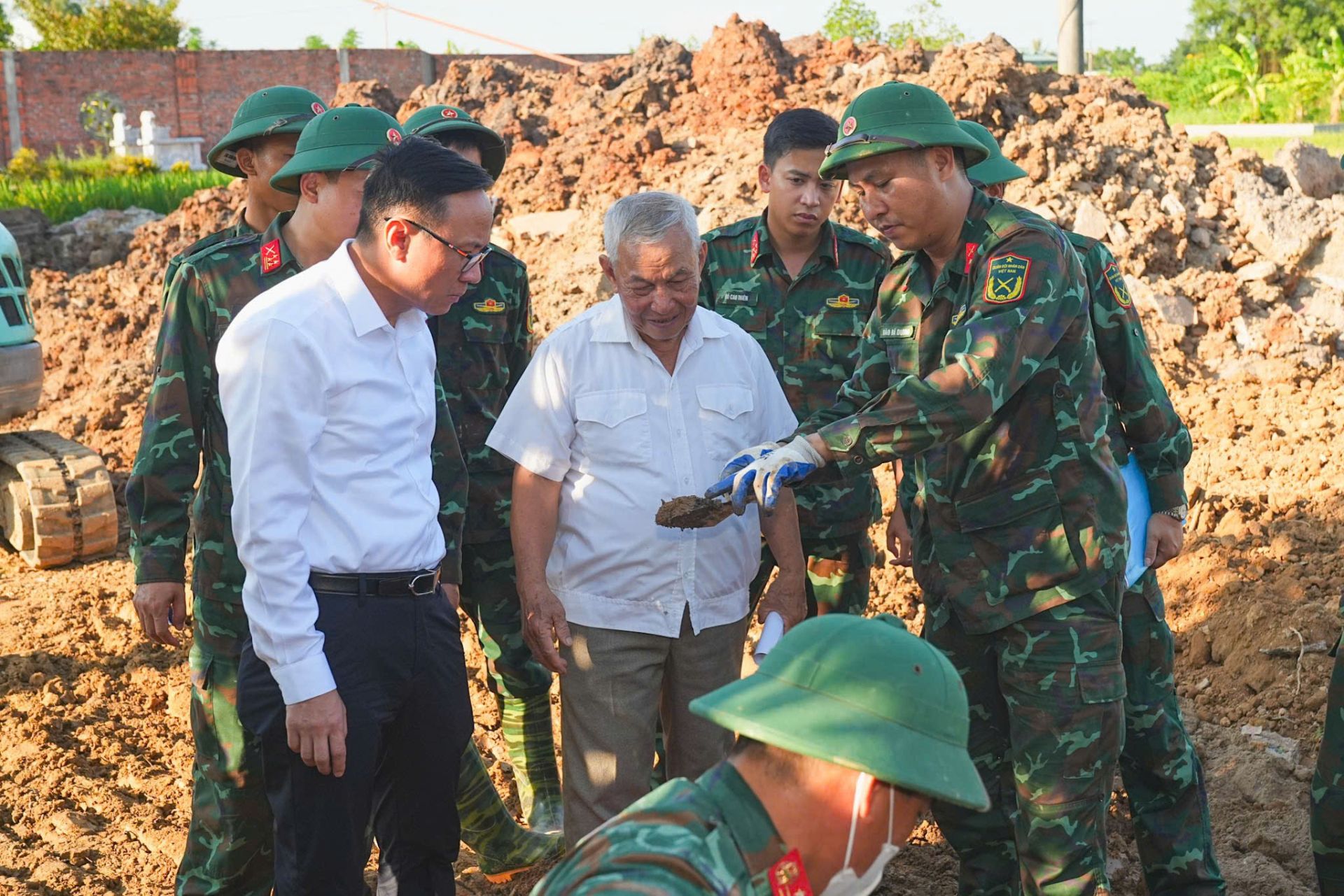 Ph&oacute; Chủ tịch UBND th&agrave;nh phố Đ&agrave;o Trọng Đức tại khu vực t&igrave;m kiếm, quy tập h&agrave;i cốt liệt sĩ v&agrave; đồng b&agrave;o tử nạn tại Mả Ch&igrave;a, th&ocirc;n Mai Sơn, x&atilde; Vĩnh Bảo.